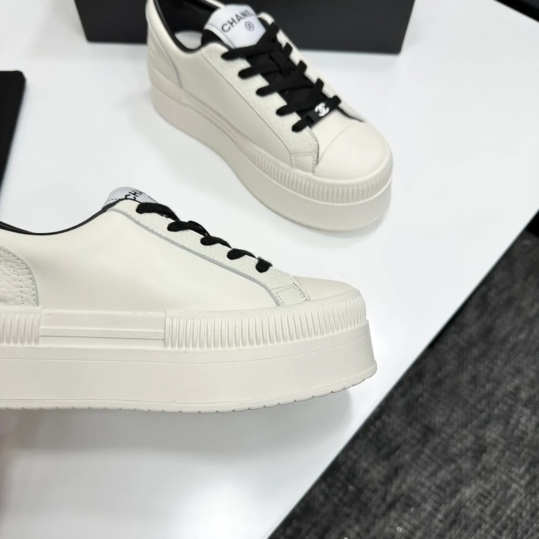 👟👟Ex-factory price 560👟👟Chanel Panda Shoes! 2025 counter's top casual sports shoes. This classic design; the upper is electro-embroidered with a variety of techniques; the outsole is fashionable and sporty; the unusual inclusion of a variety of color matching elements... The diversified mix and match is very good-looking and versatile, and can be used for leisure, fashion, sports, and outdoor... ꫛꫀꪝ Go➫ Materials: ❶Upper made of: original imported first-layer silk cowhide + original waterproof cloth + original first-layer cowhide ❷Inner lining: Breathable mesh ❸ Outsole based on: original TPU combination outsole, full set of boutique packaging for women 35–41